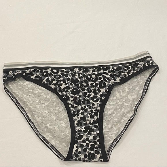 NEW WITH TAGS VICTORIA’S SECRET 2 PACK SIZE S BIKINI FIT CHEETAH PANTIES - Picture 2 of 4